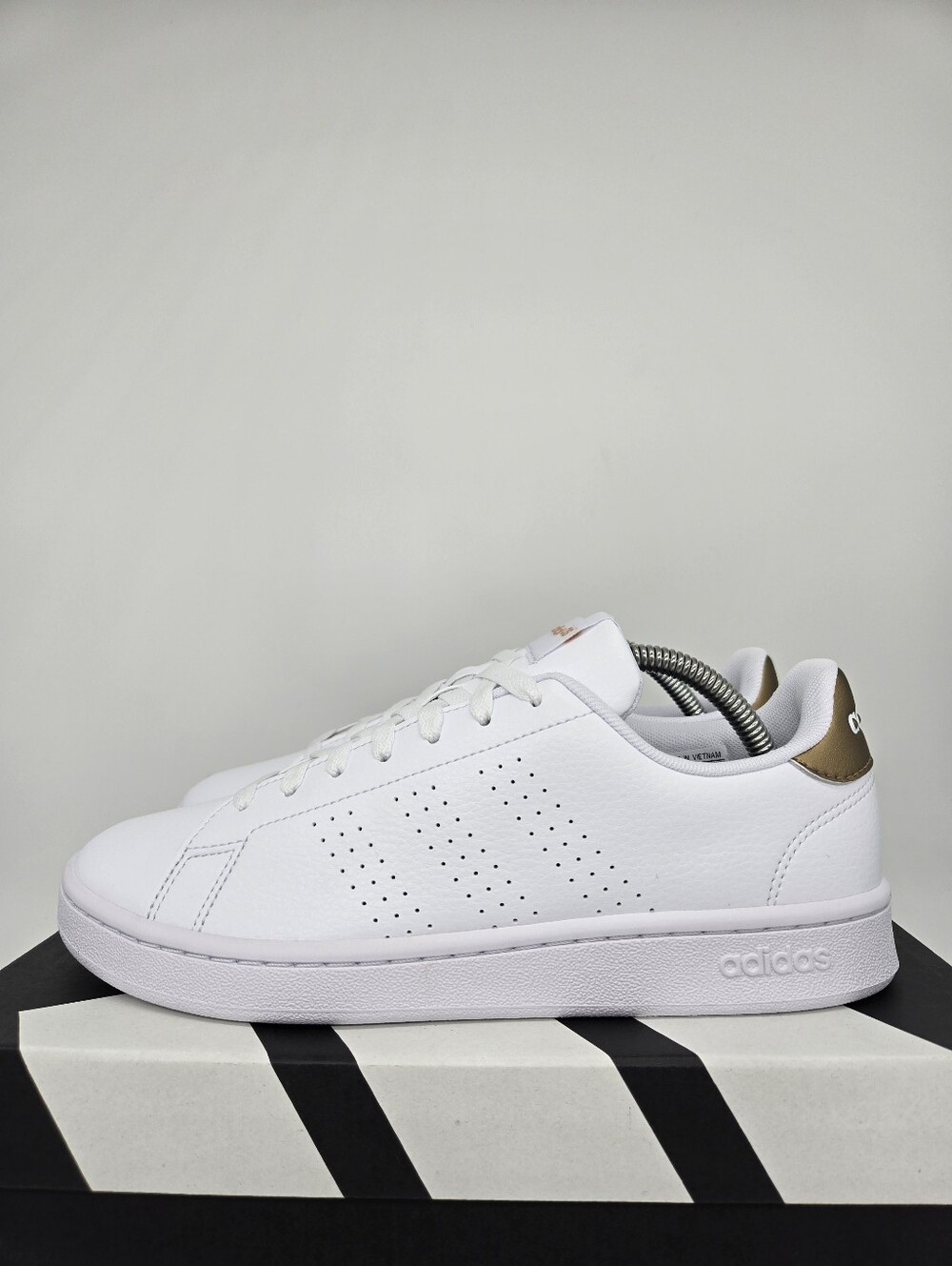 adidas Women's Advantage GW4845 White Copper Metallic Shoes Size 8